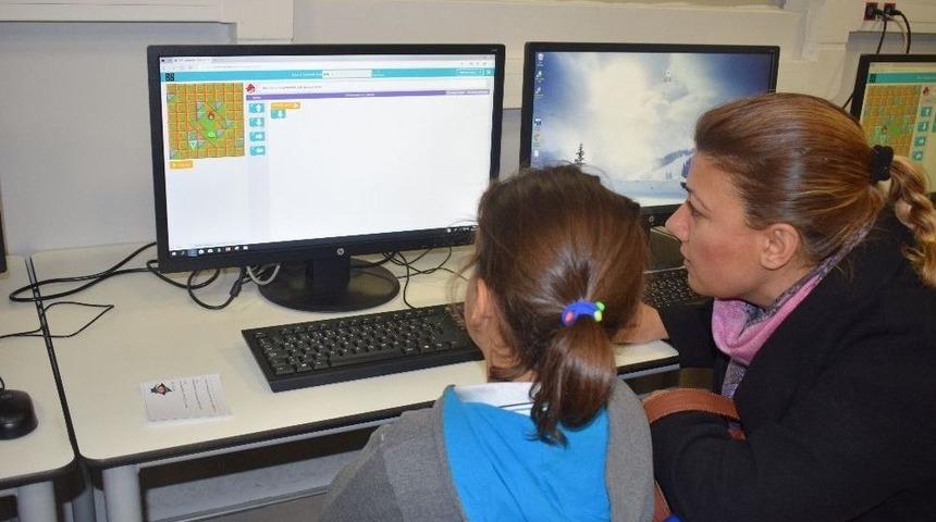 &Ouml;ğrencilerin Eğlenceli Kodlama At&ouml;lyesi