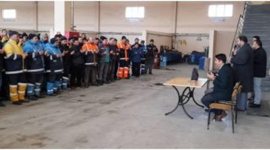 İş&ccedil;ilerden Fetih Suresiyle Tsk&rsquo;ya Destek