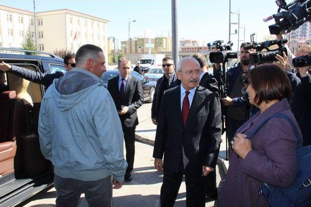 Kılıçdaroğlu, Asker Oğluna Sarılarak Sivas’tan Ayrıldı