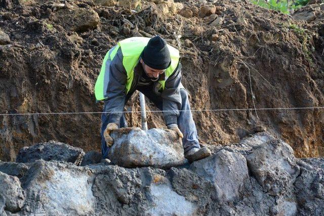 Kartepe Belediyesi Eşme Ahmediye’de Taş Duvar Yapıyor