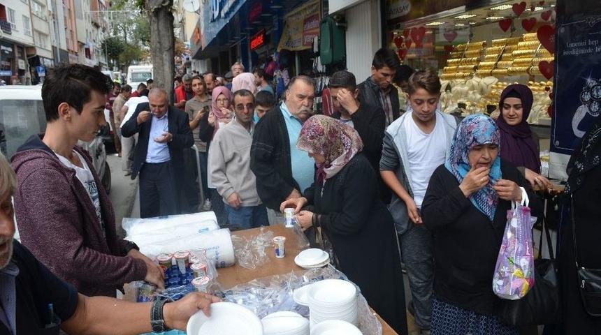 Cuma &Ccedil;ıkışı İkram Edilen Pilav Ve Aşureye Yoğun İlgi