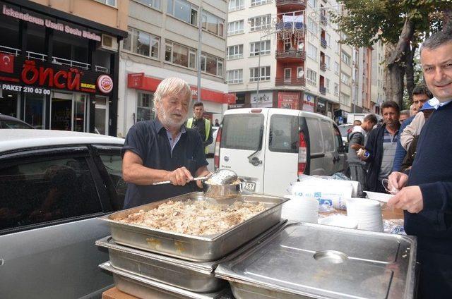 Cuma Çıkışı İkram Edilen Pilav Ve Aşureye Yoğun İlgi