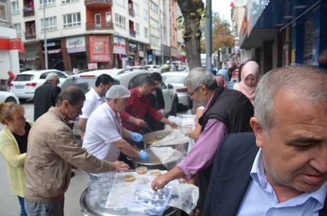 Cuma Çıkışı İkram Edilen Pilav Ve Aşureye Yoğun İlgi