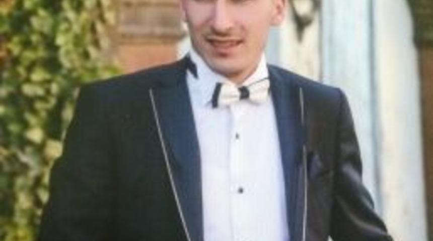 Otomobilinde Kafasından Silahla Vurulmuş Halde Bulunan Adam Hayatını Kaybetti