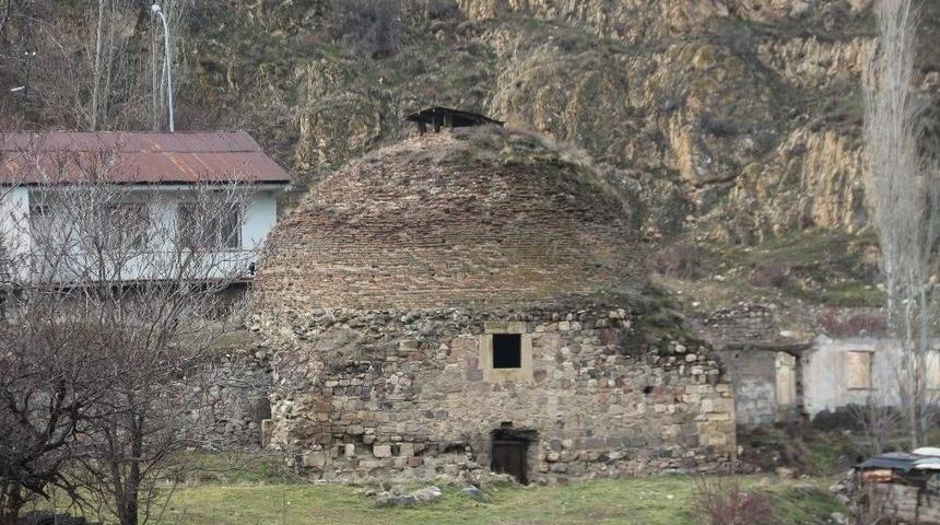 Sel&ccedil;uklular D&ouml;neminden Kalma Hamam &Ccedil;&uuml;r&uuml;meye Terk Edildi