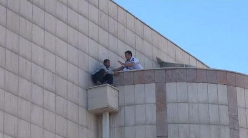 İntihara Kalkışan Genci &Ouml;zel G&uuml;venlik G&ouml;revlisi Kurtardı