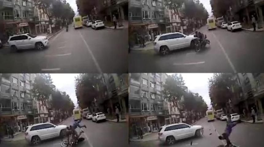 Motosikletin Cipe &Ccedil;arpıp, Midib&uuml;s&uuml;n Altına Girmesi Kamerada