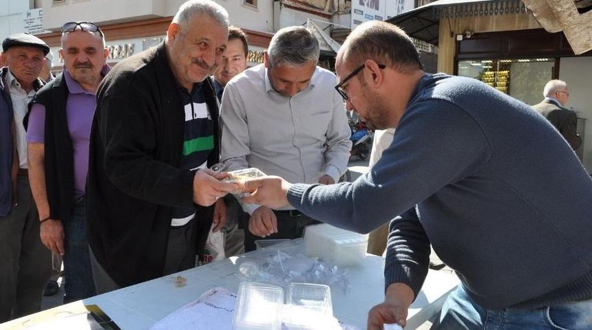 Uşak’ta Ulucami Önünde Yaklaşık Bin Kişilik Aşure Dağıtıldı.