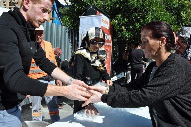 Uşak’ta Ulucami Önünde Yaklaşık Bin Kişilik Aşure Dağıtıldı.