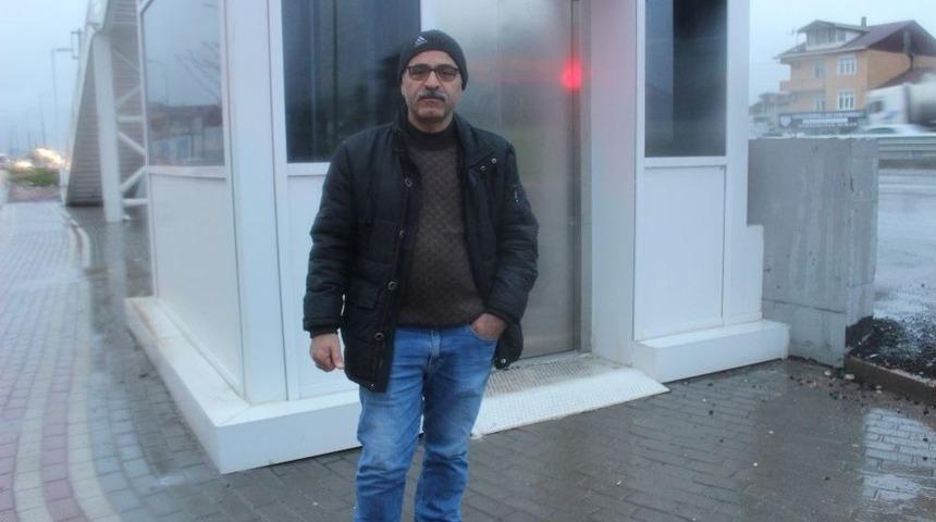 İlk Kez Bindiği &Uuml;st Ge&ccedil;it Asans&ouml;r&uuml;nde Mahsur Kaldı