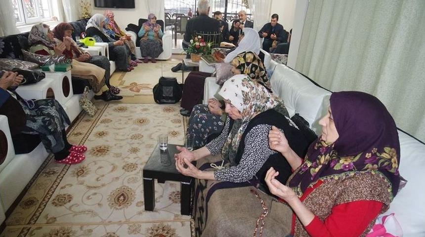 Eller Mehmet&ccedil;ik İ&ccedil;in Semaya Kalktı