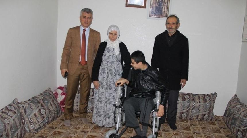 Cizre Belediyesinden Engelli Gence Tekerlekli Sandalye Desteği