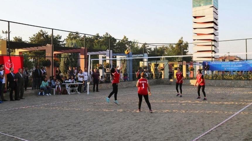 Kent Tarihindeki İlk Kum Voleybolu Turnuvası Başladı