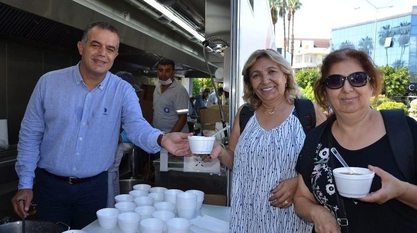 B&uuml;y&uuml;kşehir Aşure Dağıttı