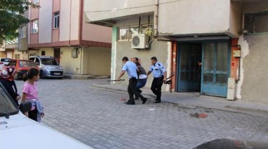 Polise Bı&ccedil;akla Direndi, Biber Gazı Ile Etkisiz Hale Getirildi