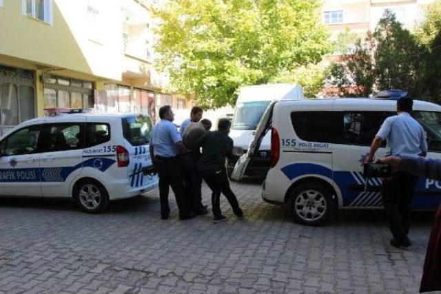 Polise Bıçakla Direndi, Biber Gazı Ile Etkisiz Hale Getirildi