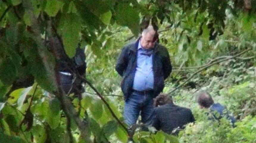 Belediye Iş&ccedil;isi Kendini Ağaca Astı