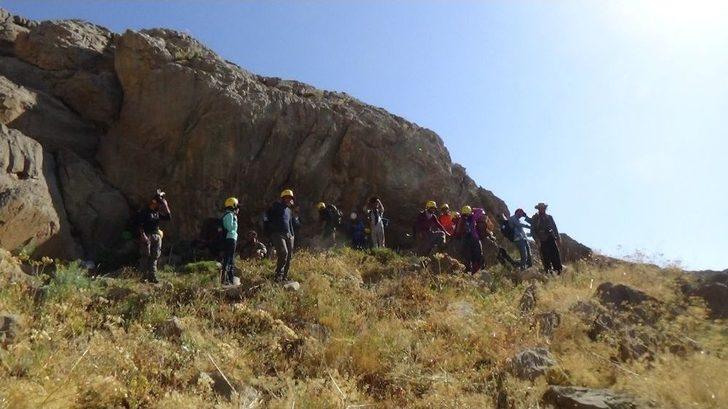 Hakkarili Dağcılardan Sümbül’ün Zirvesinde Görsel Şov G1