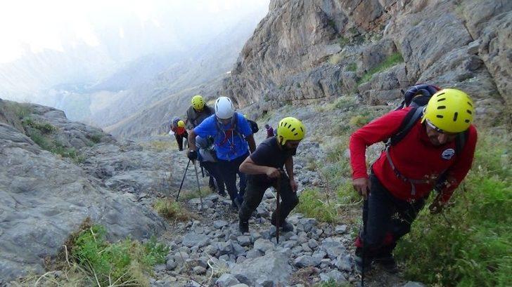 Hakkarili Dağcılardan Sümbül’ün Zirvesinde Görsel Şov G2