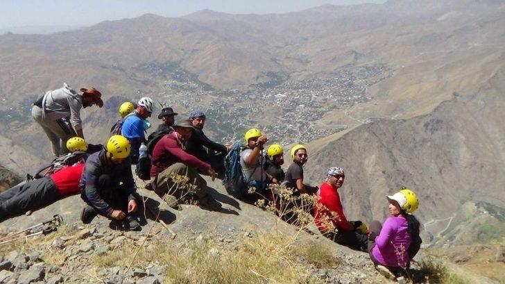 Hakkarili Dağcılardan Sümbül’ün Zirvesinde Görsel Şov G3