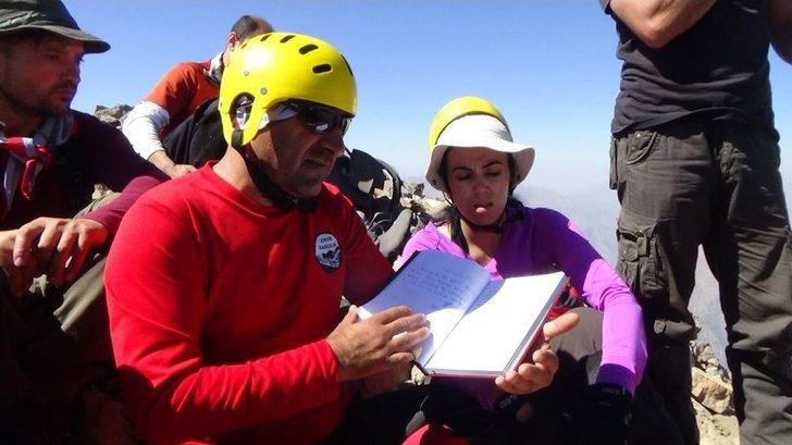 Hakkarili Dağcılardan Sümbül’ün Zirvesinde Görsel Şov G4