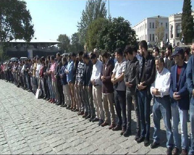 Beyazıt Meydanı'nda İdlib'te Ölenler Için Gıyabi Cenaze Namazı 