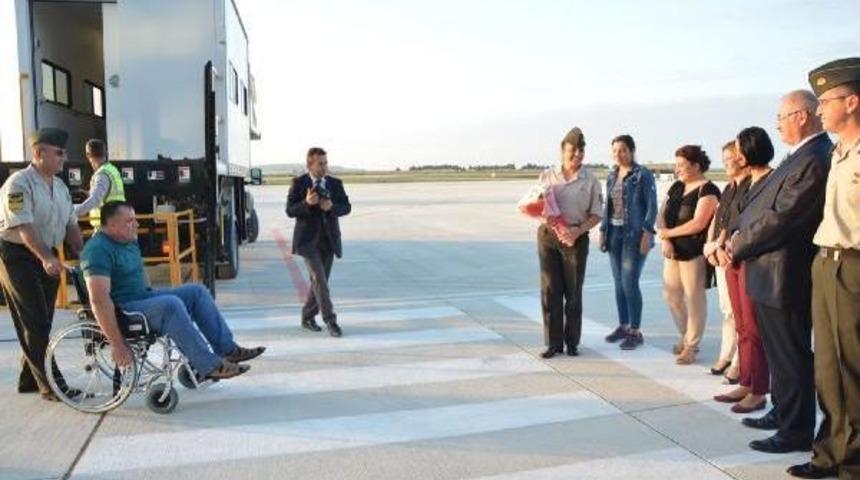 Ter&ouml;r Saldırısında Yaralanan Asker Memleketinde &Ccedil;i&ccedil;eklerle Karşılandı