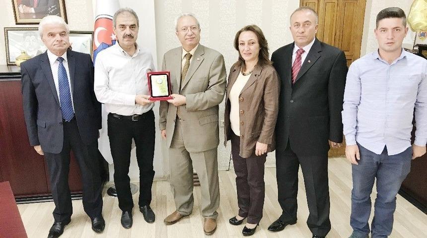 Belediye Başkanı Din&ccedil;&rsquo;e &ldquo;yılın Belediye Başkanı&rdquo; &Ouml;d&uuml;l&uuml;