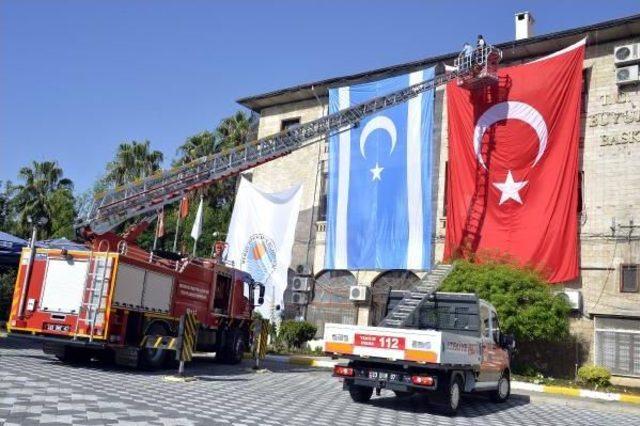 Mersin Belediyesi, Kerkük'e Destek Için Türkmen Bayrağı Astı