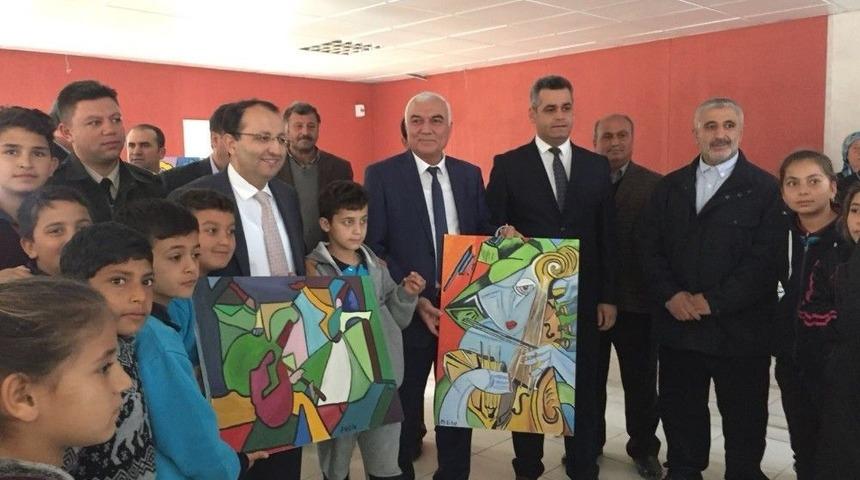 Hibe Malzemelerle Resim Yapıp, Sergi A&ccedil;tılar