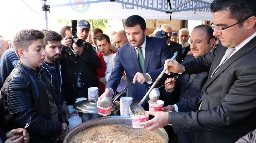 G&uuml;m&uuml;şhane&rsquo;de 2 Bin Kişiye Aşure Dağıtıldı