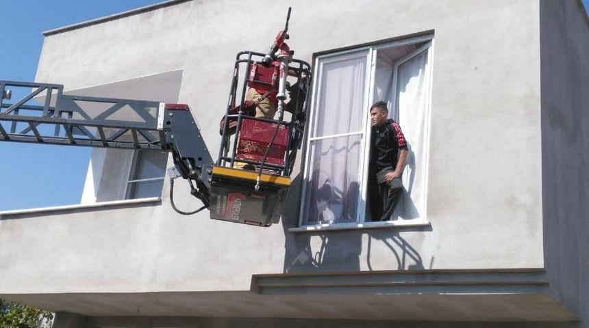 Burhaniye&rsquo;de İtfaiye Genci Camdan Kurtardı