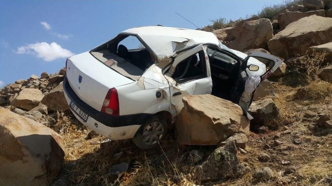 Otomobil Şarampole Yuvarlandı: 1 &Ouml;l&uuml;, 1 Yaralı