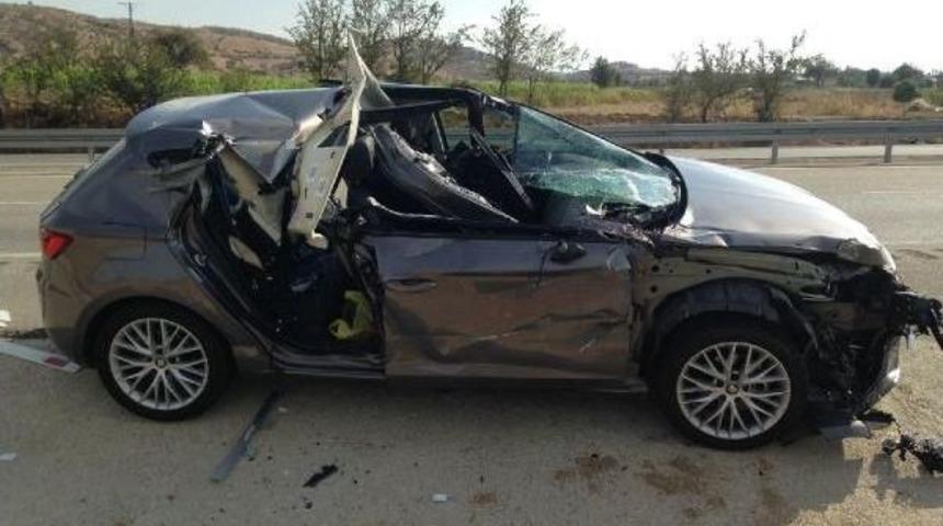 Tır'a Arkadan &Ccedil;arpan Otomobildeki 3 Kişi Yaralandı