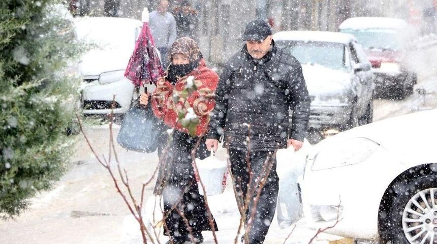 Kar Yağışı Yozgat&rsquo;ı Beyaza B&uuml;r&uuml;d&uuml;