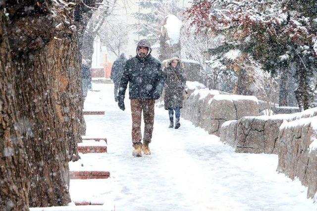 Kar Yağışı Yozgat’ı Beyaza Bürüdü