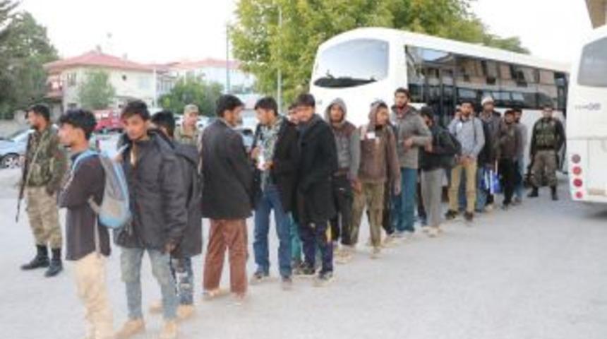 Yakalanan 64 M&uuml;lteci Serbest Bırakıldı