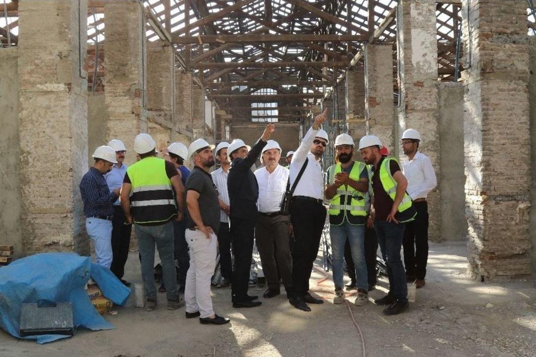 Tarihi Peynirciler &Ccedil;arşısında Restorasyon S&uuml;r&uuml;yor