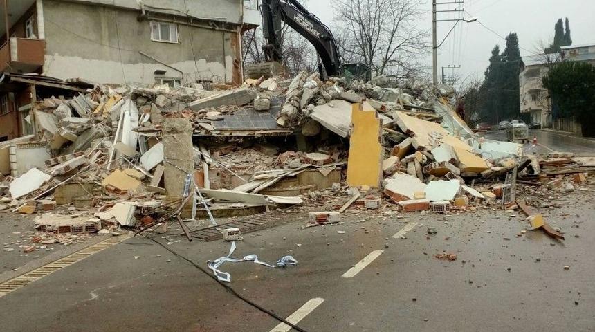 Tehlike Arz Eden Bina Kartepe Belediyesi Tarafından Yıkıldı