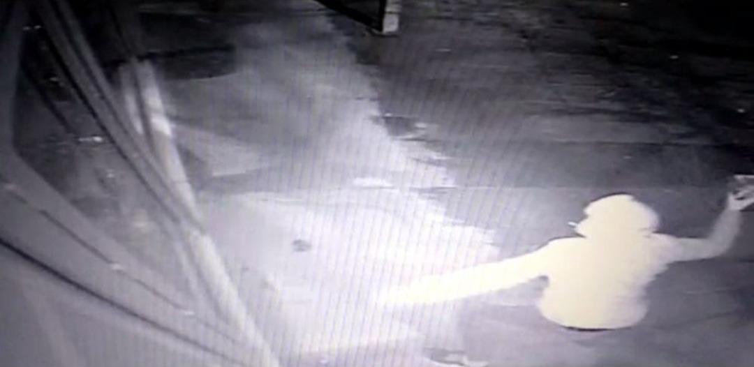 (&ouml;zel) Ptt Şubesinin Kapısını Tekme Ve Taşla Kıran Soyguncu Kamerada