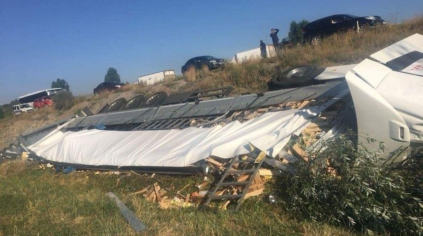 Aşkale&rsquo;de Sebze Y&uuml;kl&uuml; Tır Şarampole Yuvarlandı