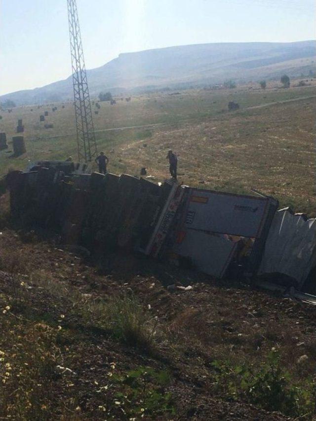 Aşkale’de Sebze Yüklü Tır Şarampole Yuvarlandı