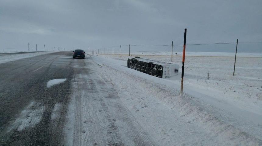 Aynı Yol &Uuml;zerinde 2 Yolcu Otob&uuml;s&uuml; Devrildi: 22 Yaralı