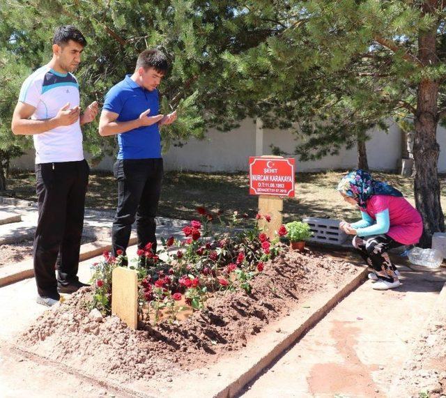 Bebeğiyle Şehit Olan Eşinin Doğum Gününü Mezarı Başında Kutladı