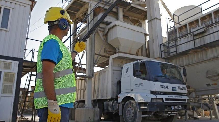 Konak Asfaltını Kendi &Uuml;retiyor