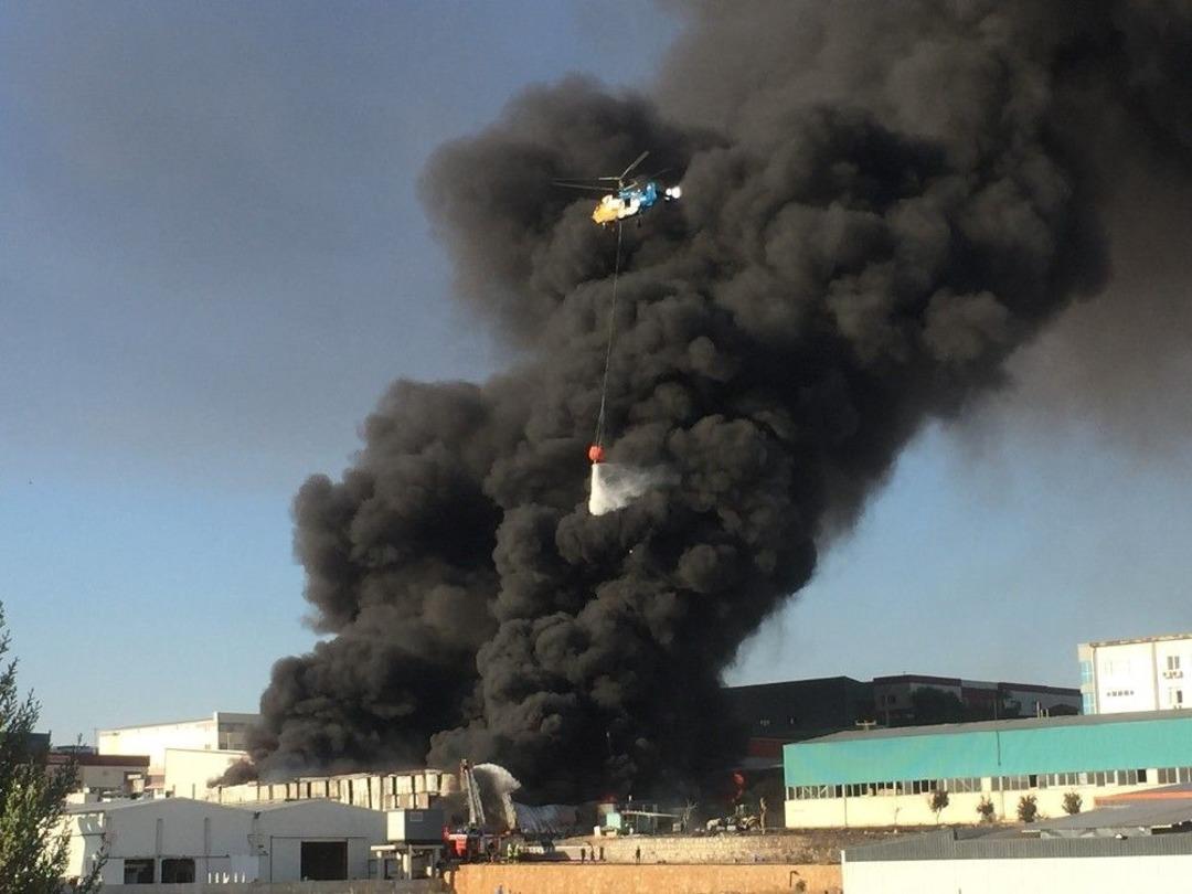 Adana&rsquo;da Boya Fabrikasında Yangın