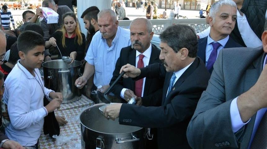 Şehitler İ&ccedil;in Aşure Dağıtıldı