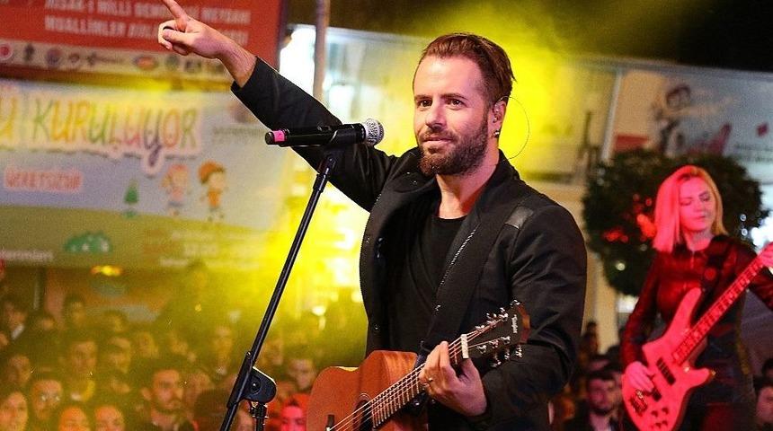 Emre Aydın Karab&uuml;kl&uuml; Hayranlarını Coşturdu