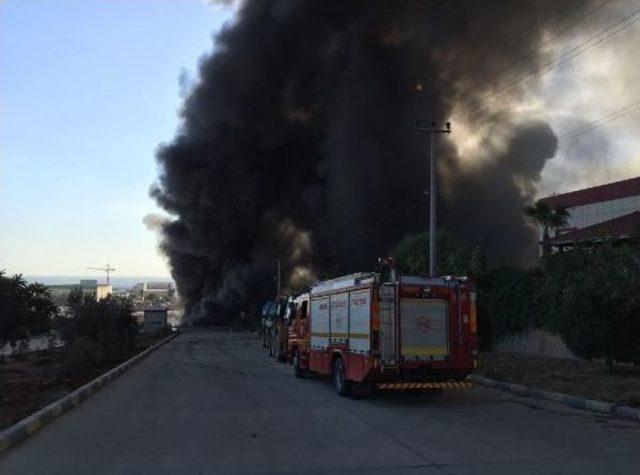 Adana'da Korkutan Fabrika Yangını (1)