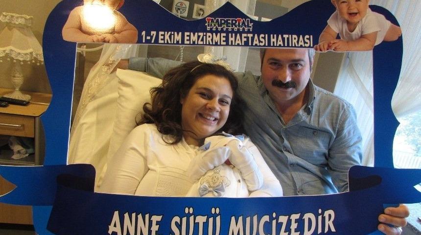 Karanfil Ve Broş&uuml;r Dağıtarak Anne S&uuml;t&uuml;n&uuml;n &Ouml;nemini Anlattılar